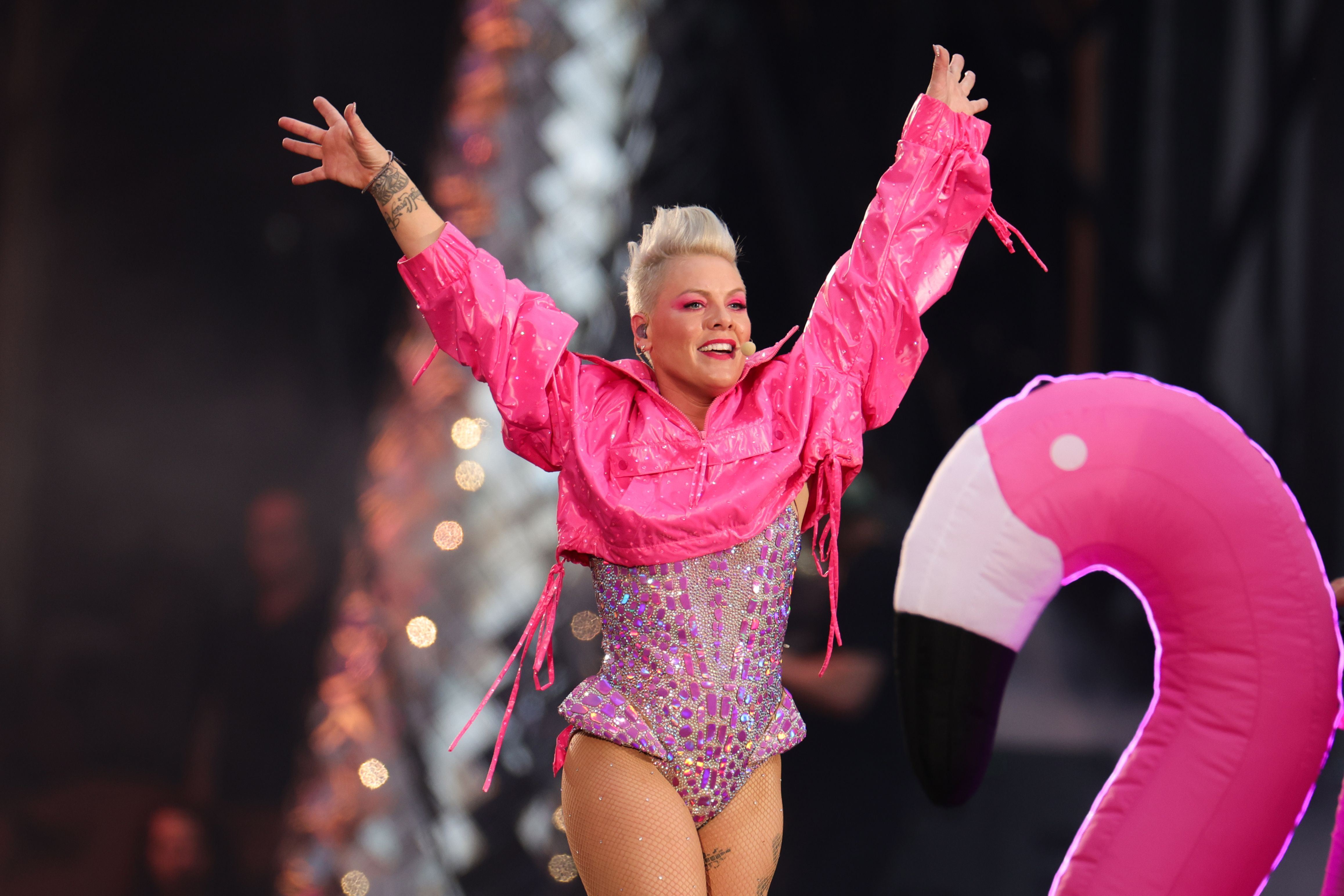 Pink's reaction to a fan giving her a large wheel of cheese is the