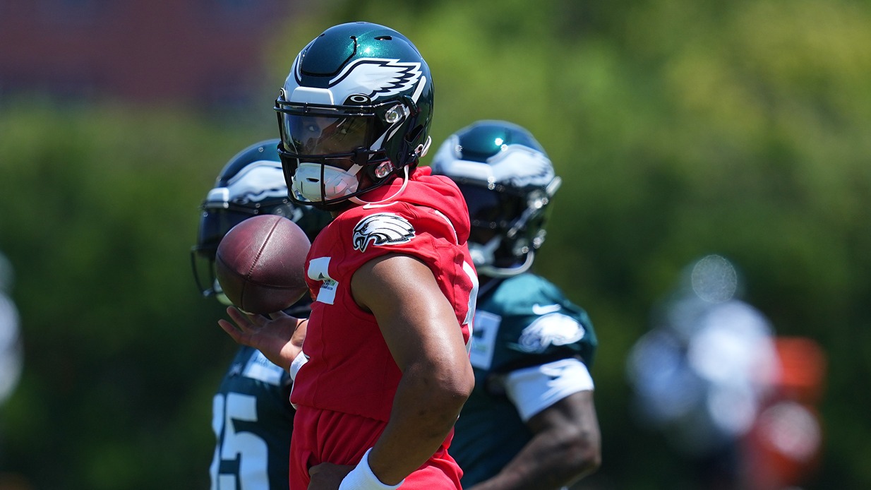 Philadelphia Eagles quarterback Jalen Hurts earns master's degree - CBS News