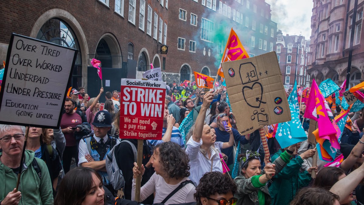 British Workers Keep Getting Pay Raises — Despite the Bank of England Urging Them Not to Ask for More Money - Vimarsana News