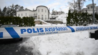 Police secures the area at a house where the Sweden’s security service Sapo arrested two people on suspicions of espionage, in the Stockholm area, on November 22, 2022. – Sweden’s security service SAPO on November 22, 2022 arrested two people suspected of spying for years for an unnamed country, authorities said, with media reporting they were a married couple from Russia.