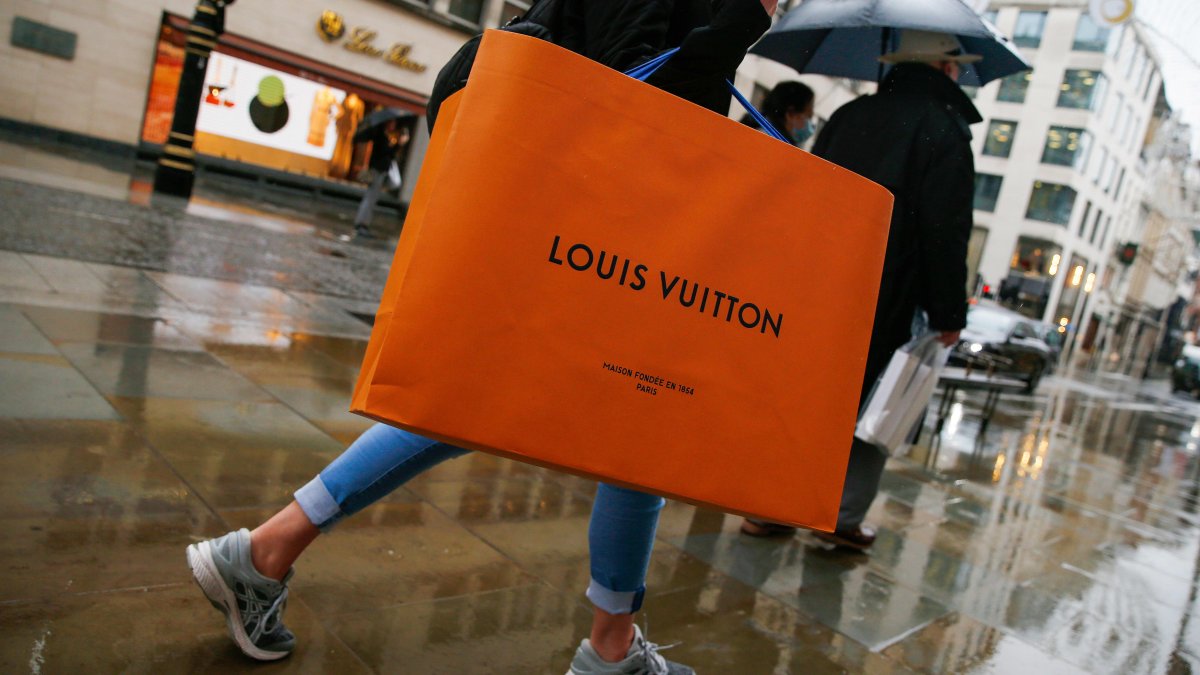 Shoppers embrace 'girl math' to justify luxury purchases — here's how it works – NBC10 Philadelphia - Vimarsana News