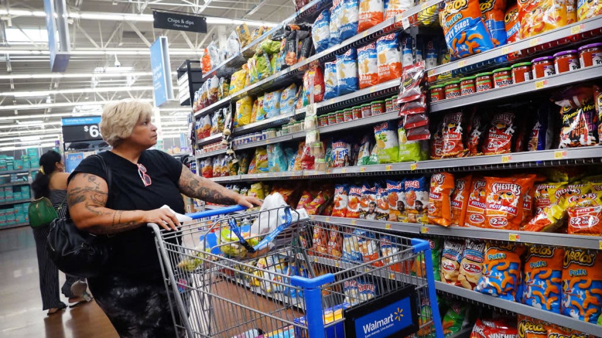 61% of Americans are living paycheck to paycheck — inflation is still squeezing budgets - Vimarsana News