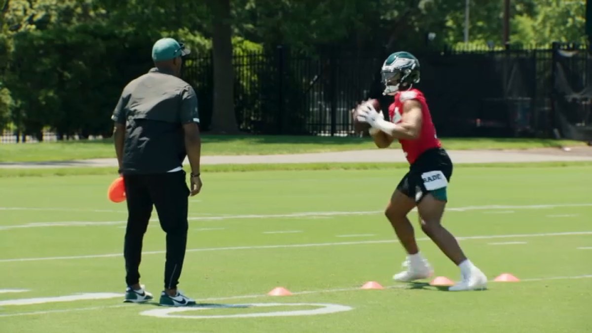 D'Andre Swift and Olamide Zaccheaus meet with current St. Joseph's Prep  players during Eagles training camp – NBC10 Philadelphia