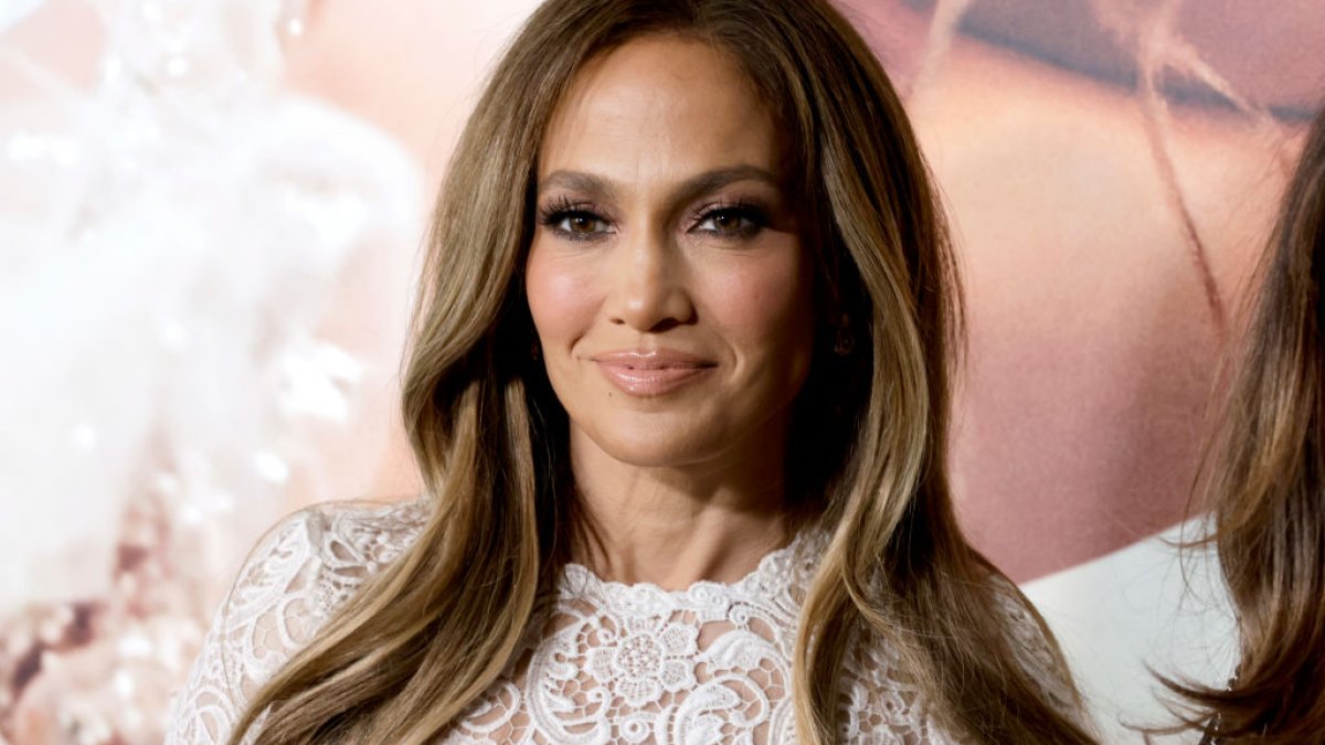 Jennifer Lopez shows off 'makeup-free glow' in Instagram tutorial