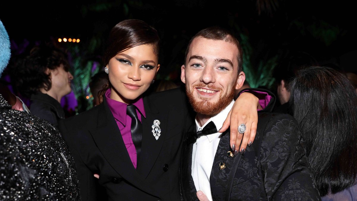 Zendaya visits mural honoring 'Euphoria' costar Angus Cloud after his death – NBC10 Philadelphia - Vimarsana News