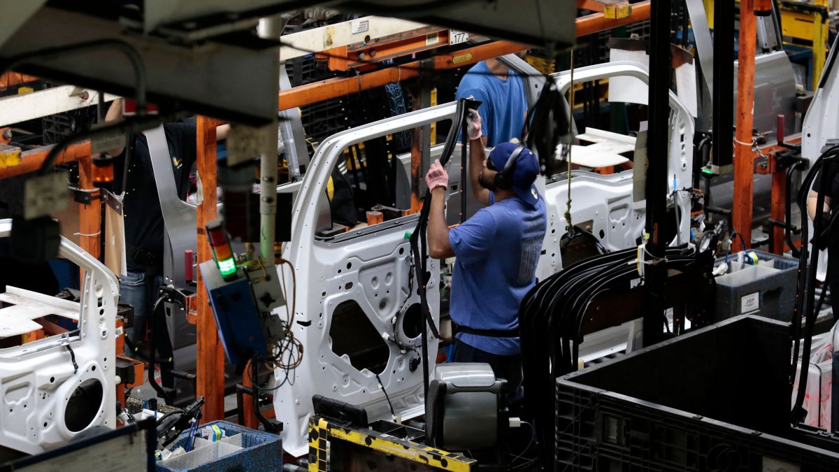 Jim Cramer says 'watch Ford as a barometer' of potential United Auto Workers strike risk – NBC10 Philadelphia - Vimarsana News