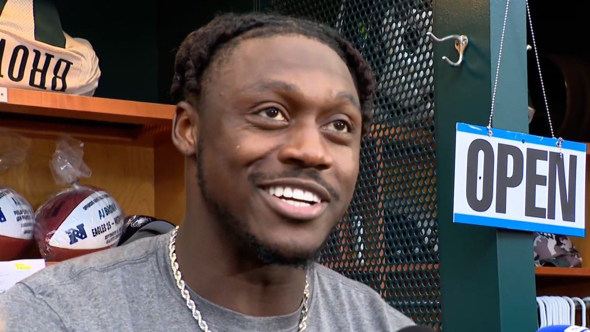 A.J. Brown: Exchange with Jalen Hurts during Eagles-Vikings game