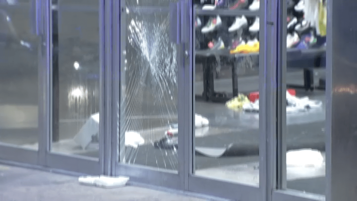 Kerumunan besar menjarah beberapa toko di Center City – NBC10 Philadelphia