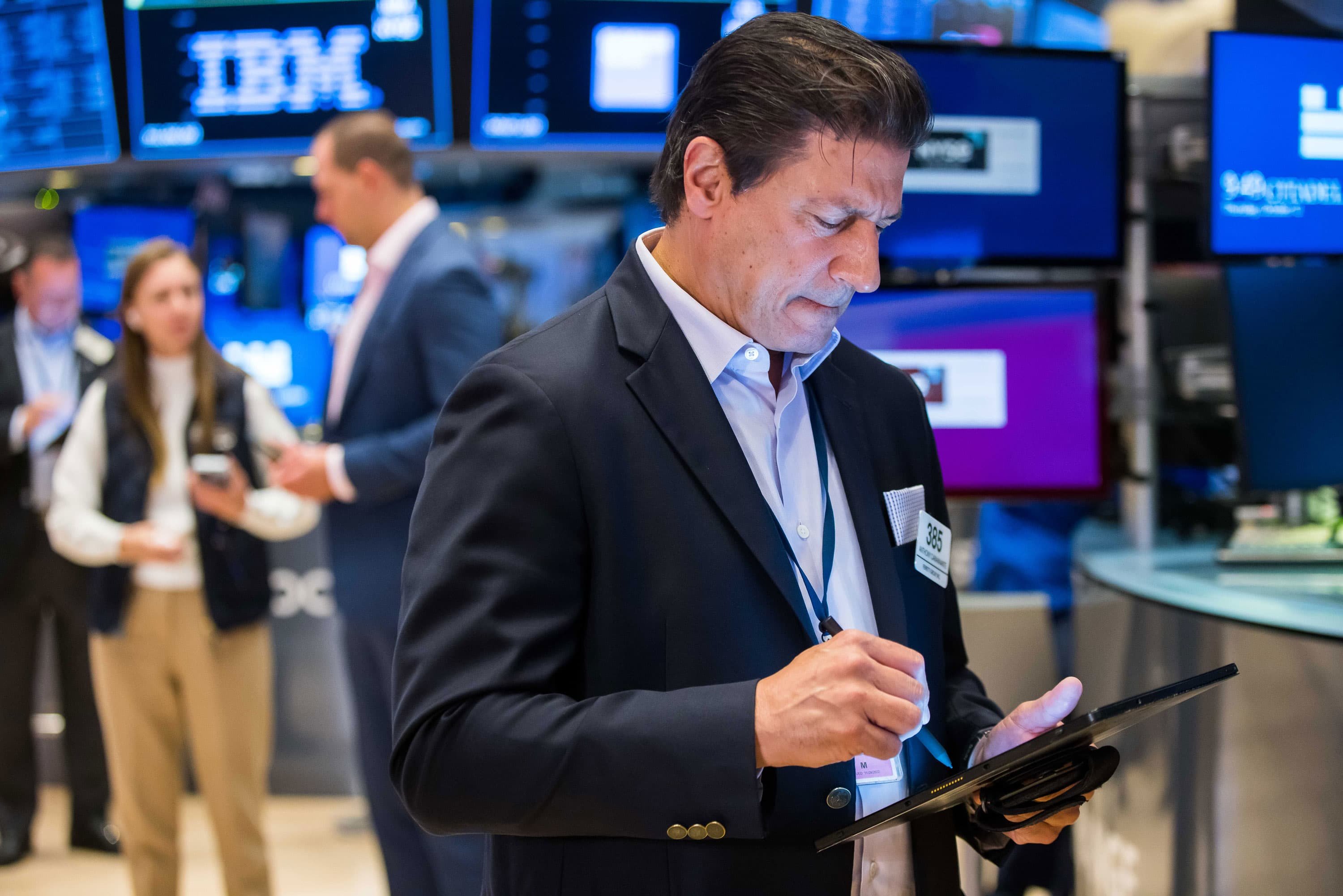 Stock futures are little changed ahead of Friday's big bank earnings: Live updates - Vimarsana News