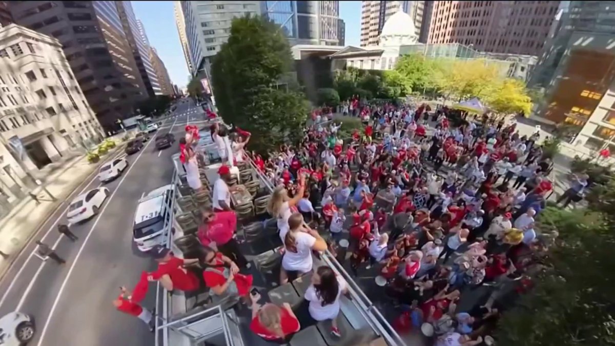 Phillies' fans go crazy for Red October bus tour ahead of Game 2 – NBC10  Philadelphia