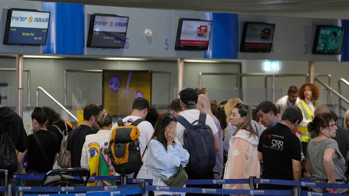 Israelis abroad desperately try to head home to join military units – NBC10 Philadelphia - Vimarsana News