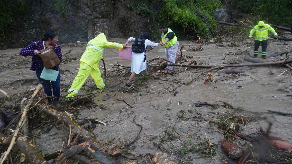 Hurricane Otis triggers landslides, massive floods in Mexico's Pacific coast – NBC10 Philadelphia - Vimarsana News