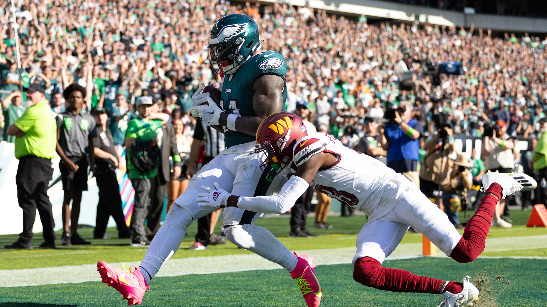 14 UGE Wind Turbines Turn Philadelphia Eagles' Home Field Into the NFL's  Greenest Stadium!