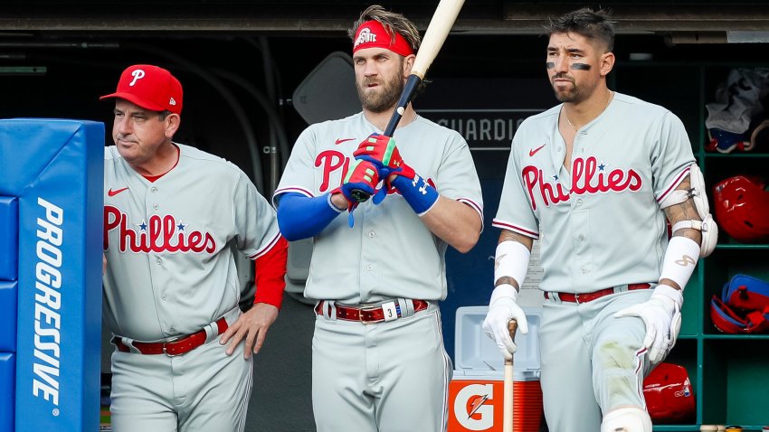 Bryce Harper wears midnight green batting gloves in nod to the Eagles