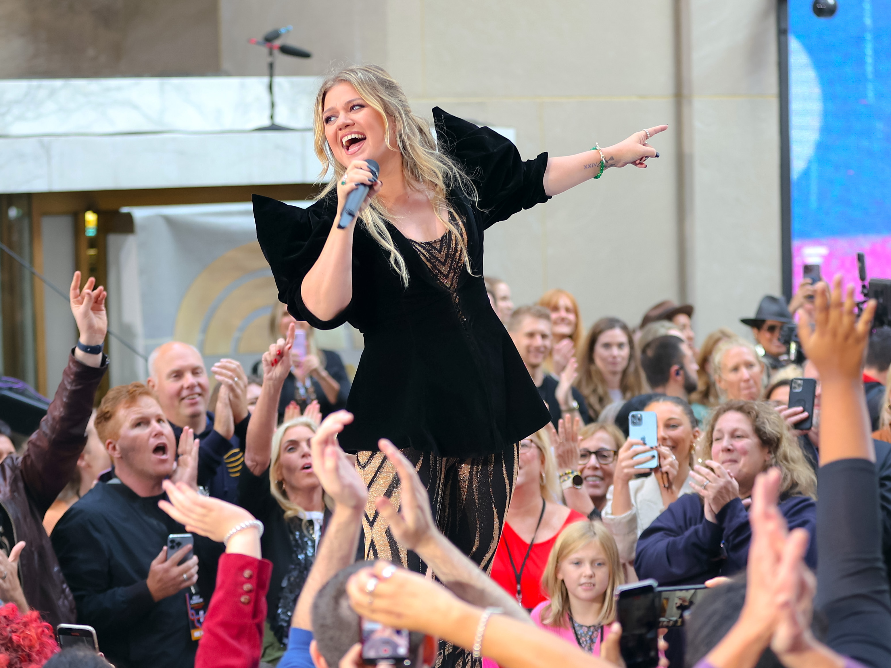 'The Kelly Clarkson Show' returns on Oct. 16 from its new NYC studio – NBC10 Philadelphia - Vimarsana News