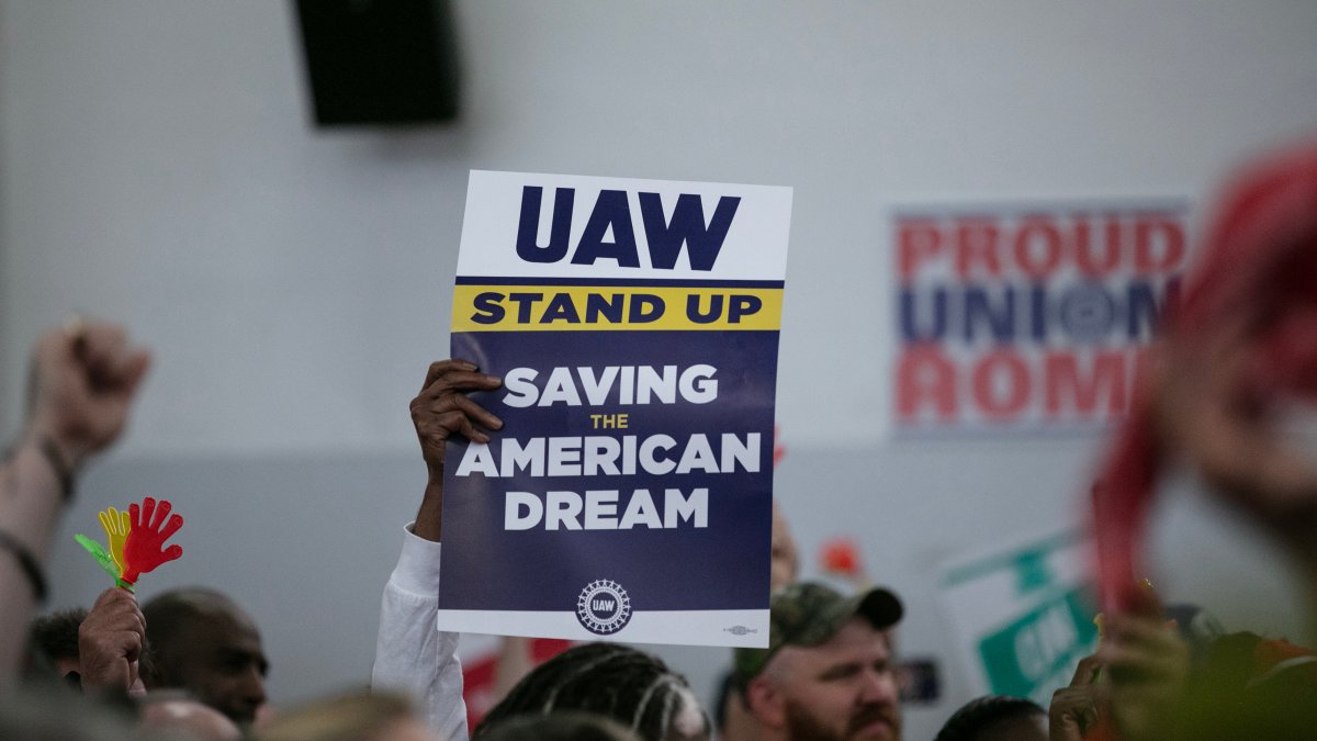 UAW Mack trucks workers reject deal and go on strike – NBC10 Philadelphia - Vimarsana News