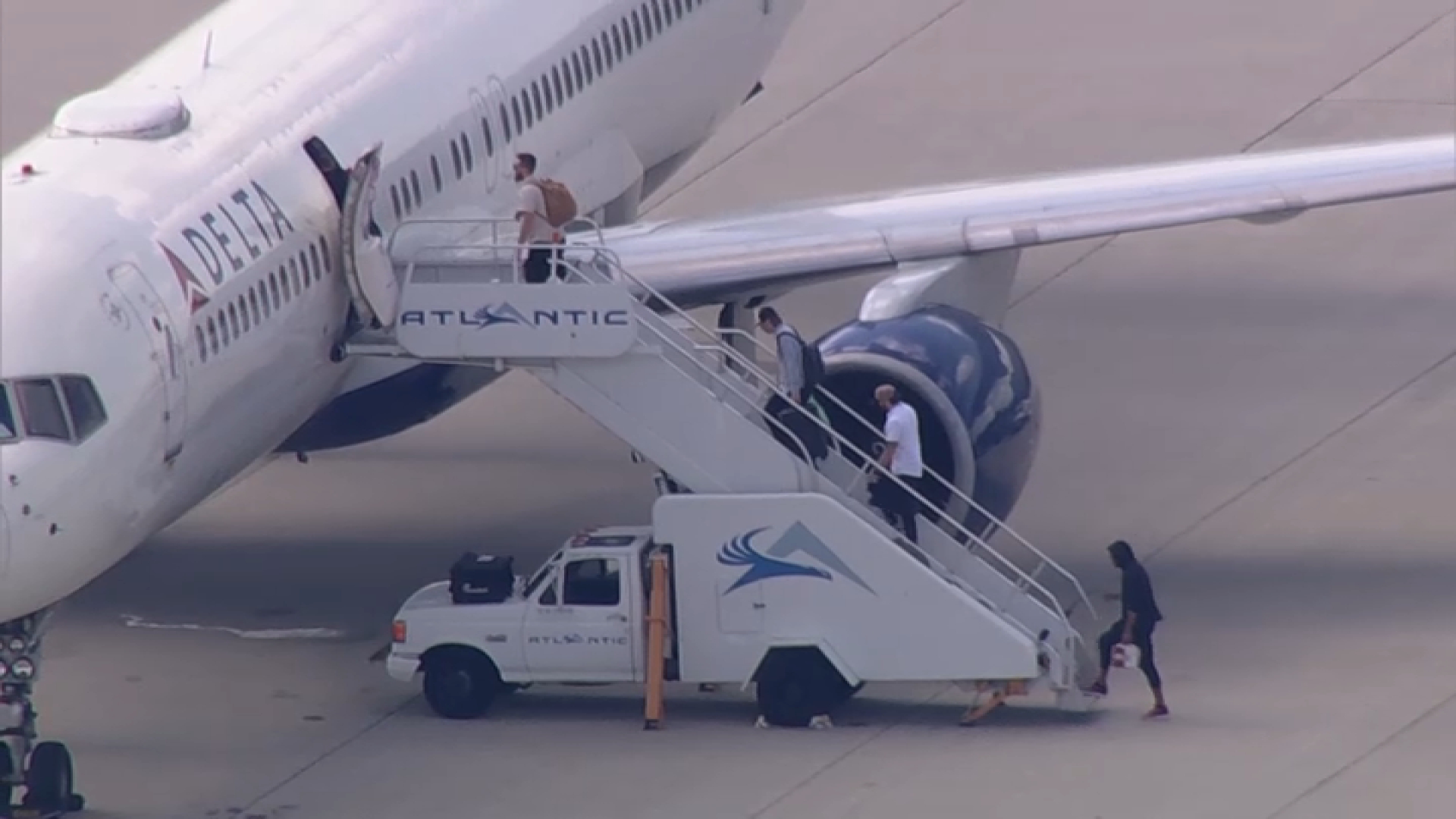 Phillies board plane fly to Atlanta to take on Braves in NLDS