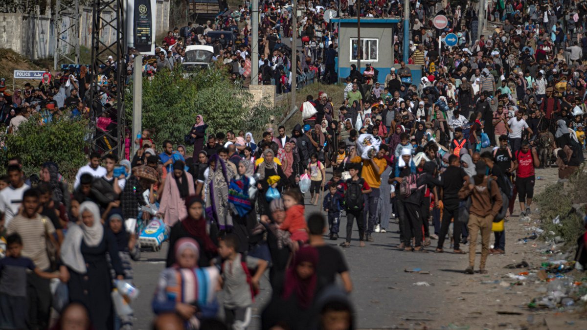 Thousands flee Gaza's largest hospital as Israel-Hamas war intensifies – NBC10 Philadelphia - Vimarsana News