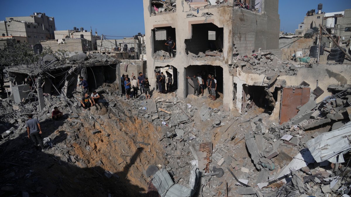 Families in Gaza live without fuel and supplies, forcing them to dig for the dead by hand – NBC10 Philadelphia - Vimarsana News