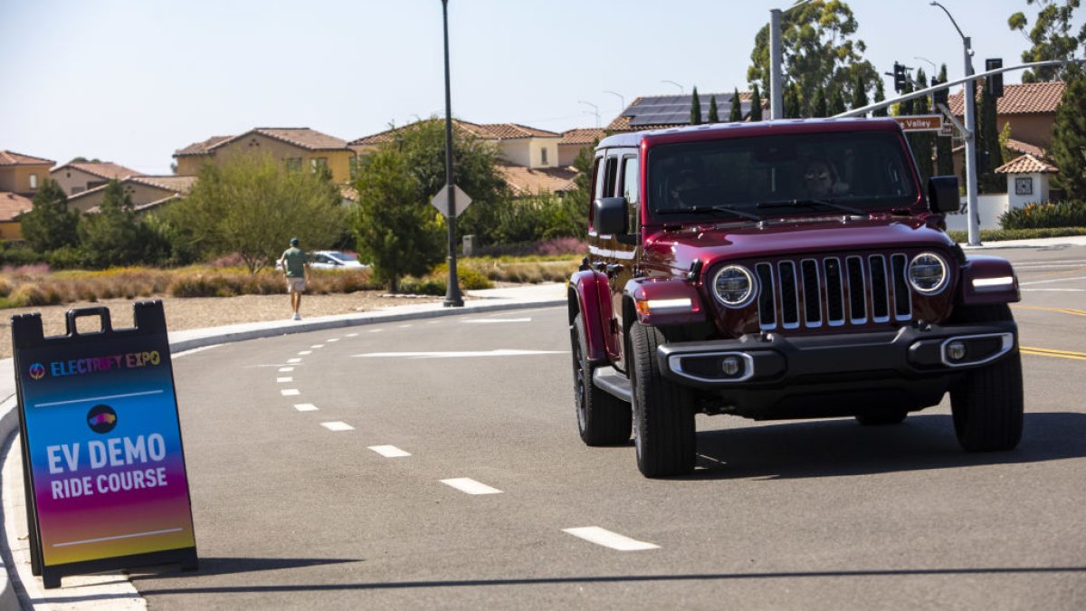 Stellantis recalls some 20212024 hybrid Jeep Wranglers due to fire