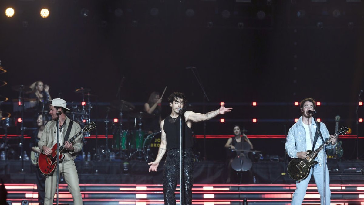 Joe Jonas officiates wedding during Jonas Brothers concert NBC10