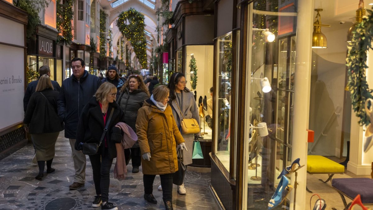 'Girl math' is back. Consumers are shopping earlier to 'save more' on Christmas day – NBC10 Philadelphia - Vimarsana News