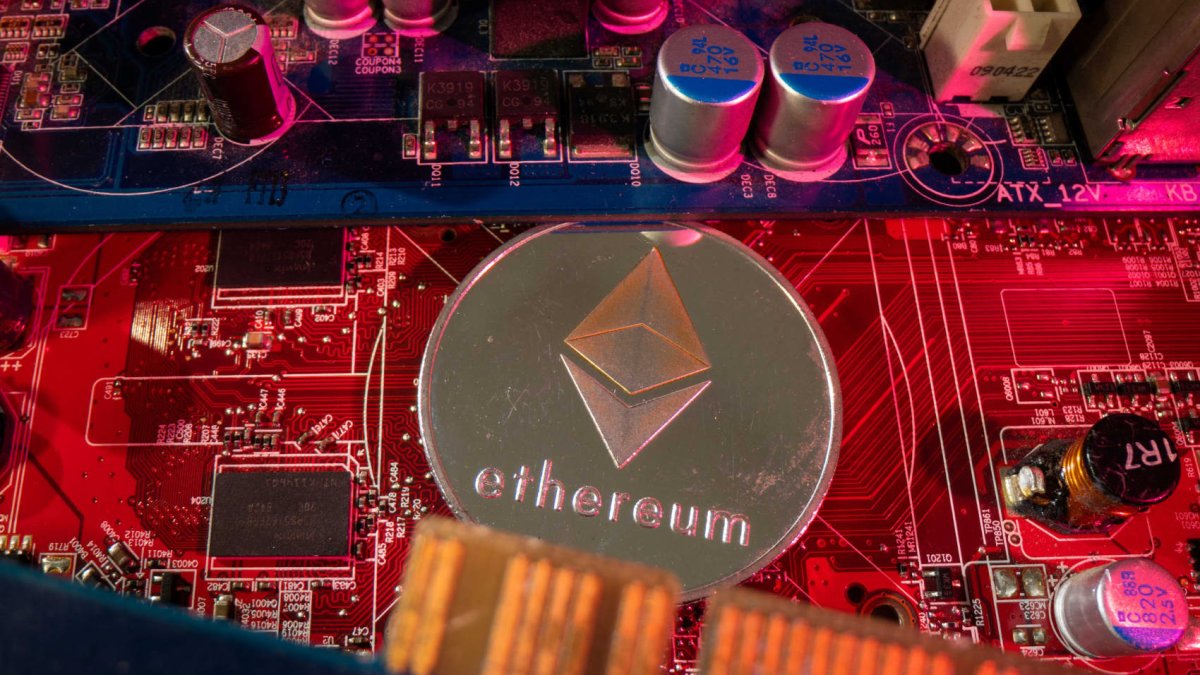 Crypto Stocks Surge 119% YTD Outpacing Bitcoin Amid Market Shifts