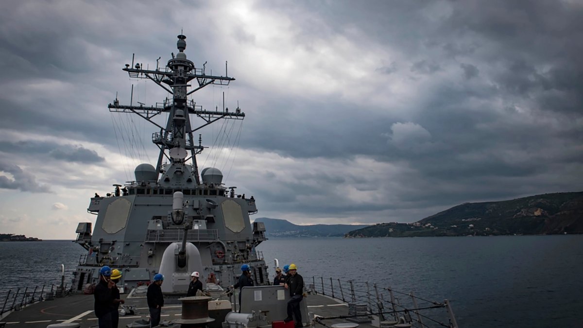 US warship and 3 commercial carriers attacked by Iran-backed Houthi rebels in Yemen – NBC10 Philadelphia - Vimarsana News
