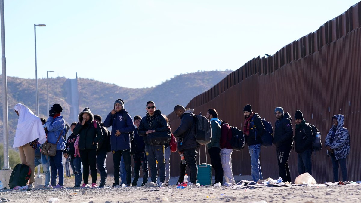 Border crossing in Arizona overwhelmed with smugglers bringing