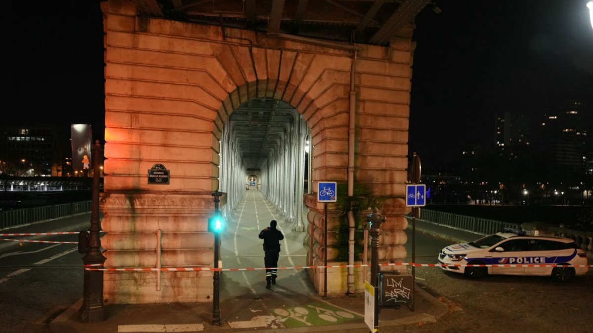 Paris knife attack kills German tourist, injures 2 others – NBC10 Philadelphia - Vimarsana News
