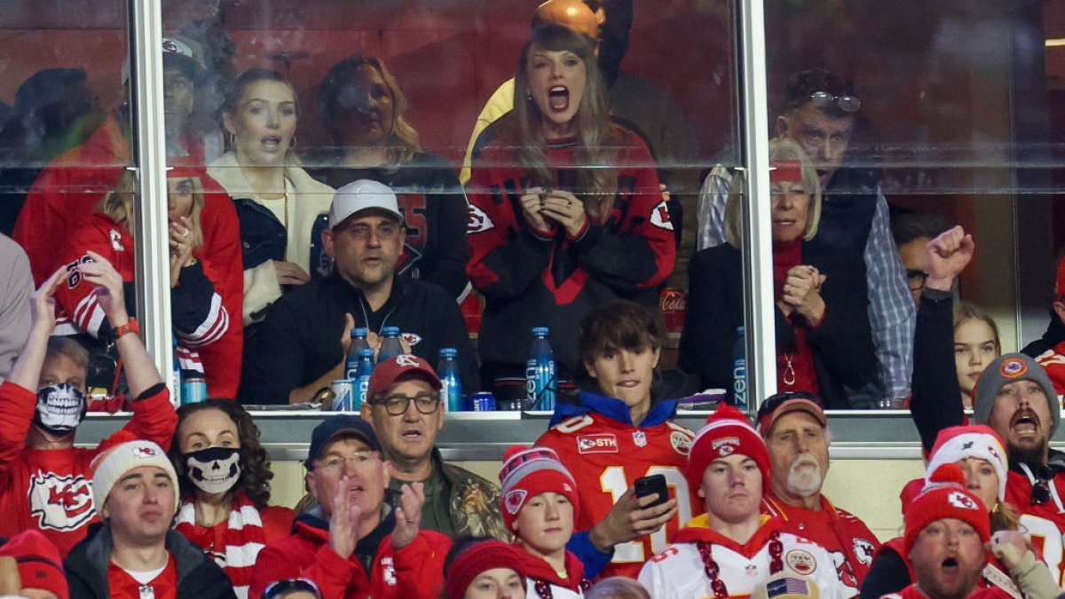 Taylor Swift kisses Travis Kelce's cheek in new Instagram pic – NBC10 Philadelphia - Vimarsana News