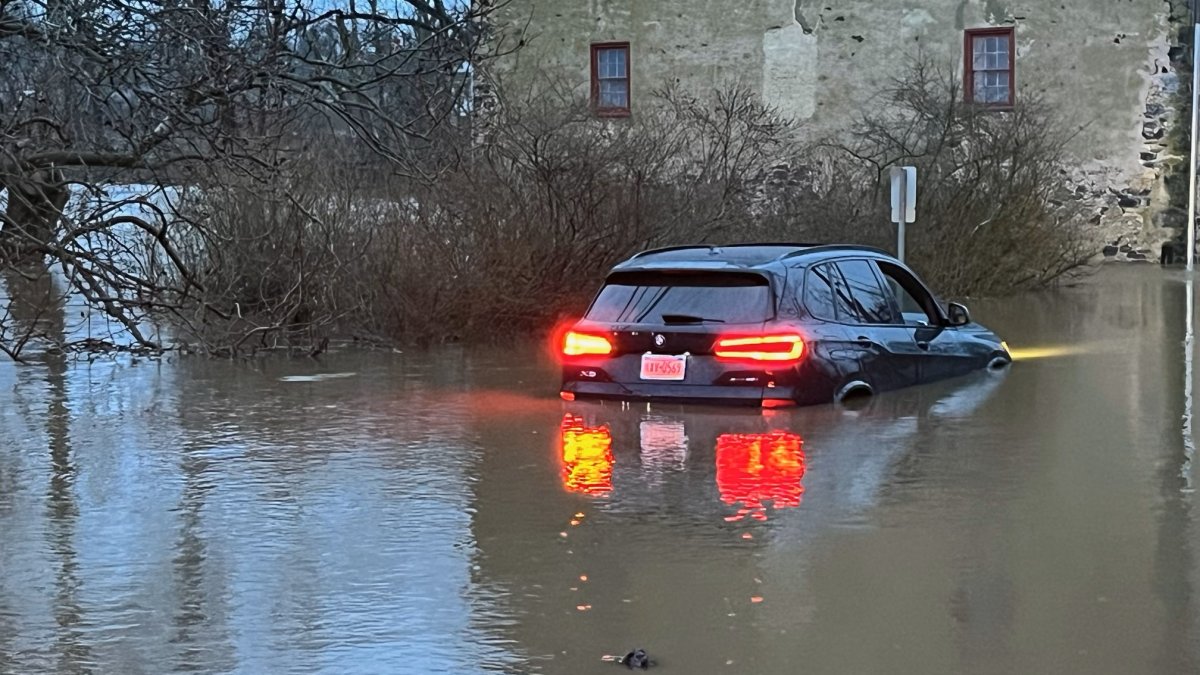 Rescuers work to pull people from floodwaters in Montco, Bucks - Vimarsana News