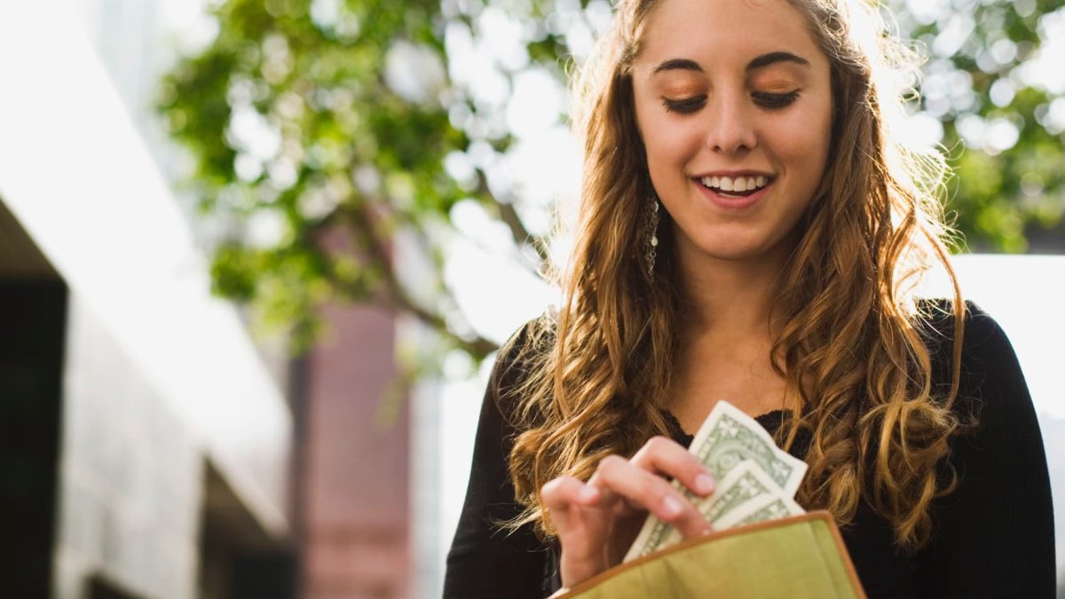 44% of Americans can't pay an unexpected $1,000 expense from savings. 'We're just not wired to save,' expert says – NBC10 Philadelphia - Vimarsana News