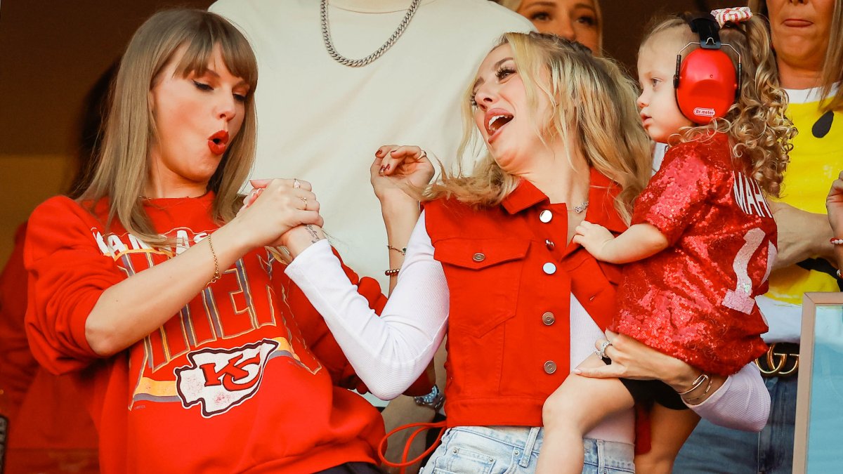 Taylor Swift and Brittany Mahomes twin in custom Chiefs jackets – NBC10 Philadelphia - Vimarsana News