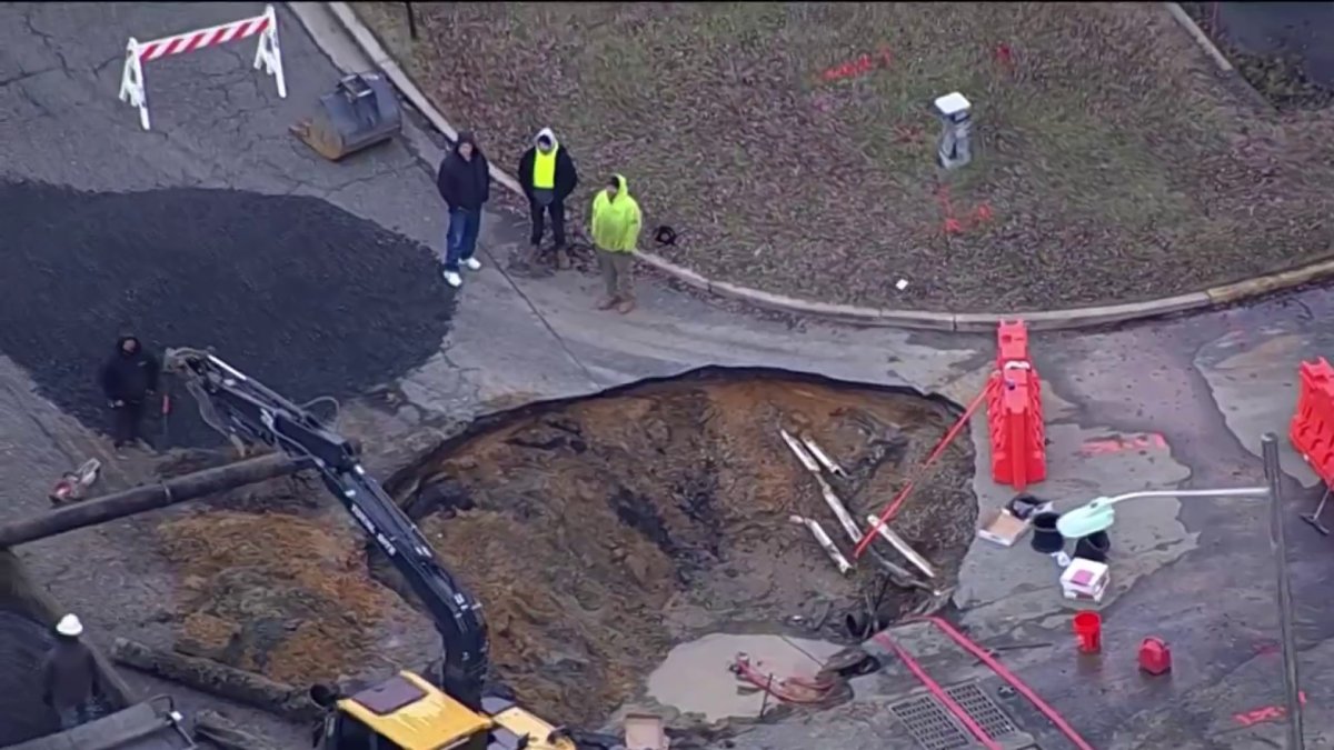 Sinkhole closes traffic in Mount Laurel after a water line broke - Vimarsana News
