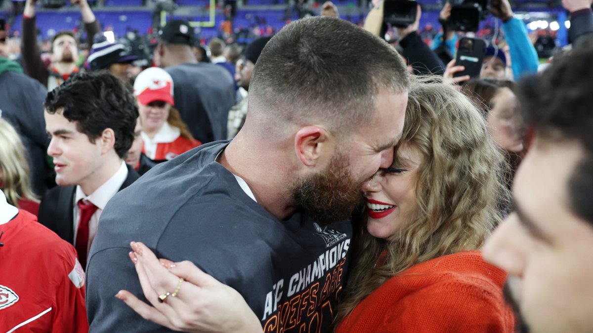 Kelce, Taylor Swift share on-field kiss after Chiefs beat Ravens ...