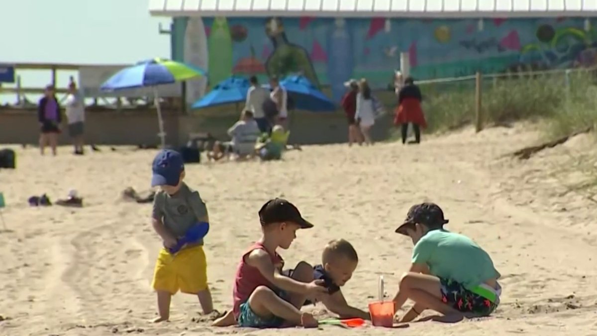 the-dangers-of-sand-holes-florida-professor-explains-after-girl-s