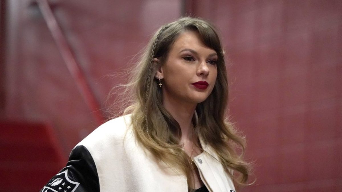 Taylor Swift donates $100,000 to GoFundMe for family of DJ killed at Chiefs' parade shooting – NBC10 Philadelphia - Vimarsana News