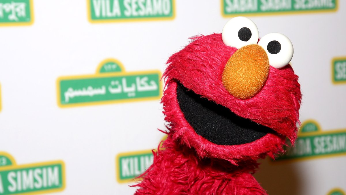 Meet the 25-year-old social media manager behind Elmo's viral tweet - Vimarsana News