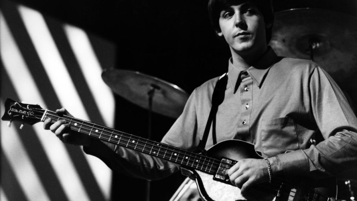 Paul McCartney reunited with his first bass guitar stolen in 1972 – NBC10 Philadelphia - Vimarsana News