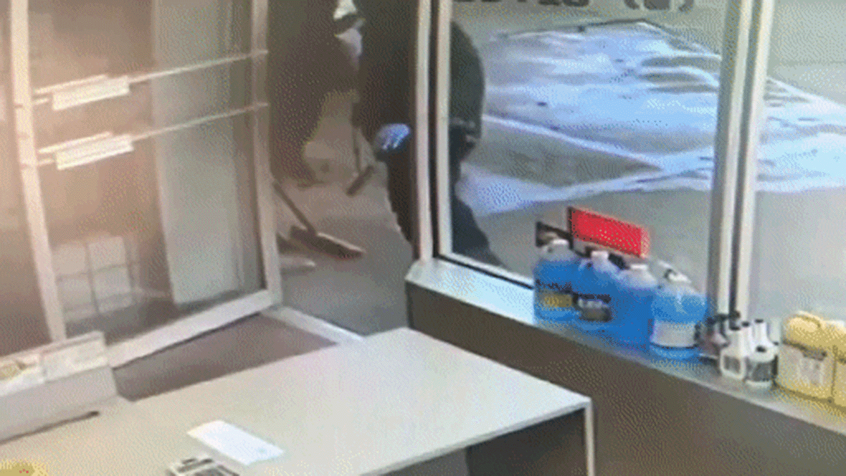 NJ gas station employee uses squeegee to fight off gun-wielding attacker – NBC10 Philadelphia - Vimarsana News