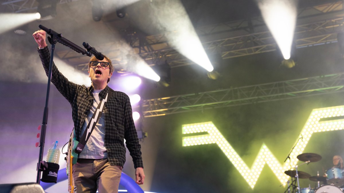 Weezer bringing Flaming Lips, Dinosaur Jr. to Philly for Blue Album