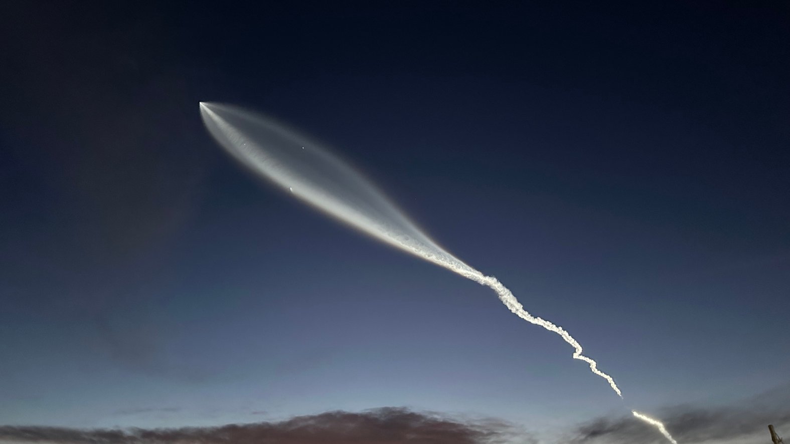 PHOTOS San Diego Residents Gaze Up In Awe As SpaceX Rocket Dazzles Photos San Diego Residents Gaze Up In Awe As Spacex Rocket Dazzles