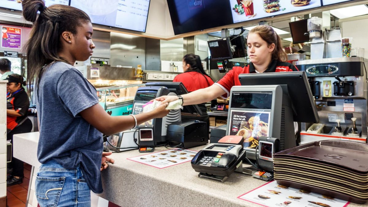 McDonald's and other big brands warn that low-income consumers are starting to crack - Vimarsana News