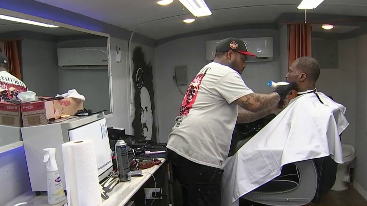 Kensington barber gives free haircuts to ‘empower’ community – NBC10 ...