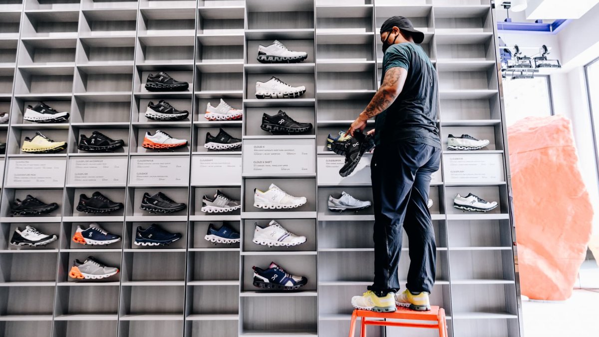 Cramer picks two 'winning' footwear stocks in a 'nightmare' athletic apparel market – NBC10 Philadelphia - Vimarsana News