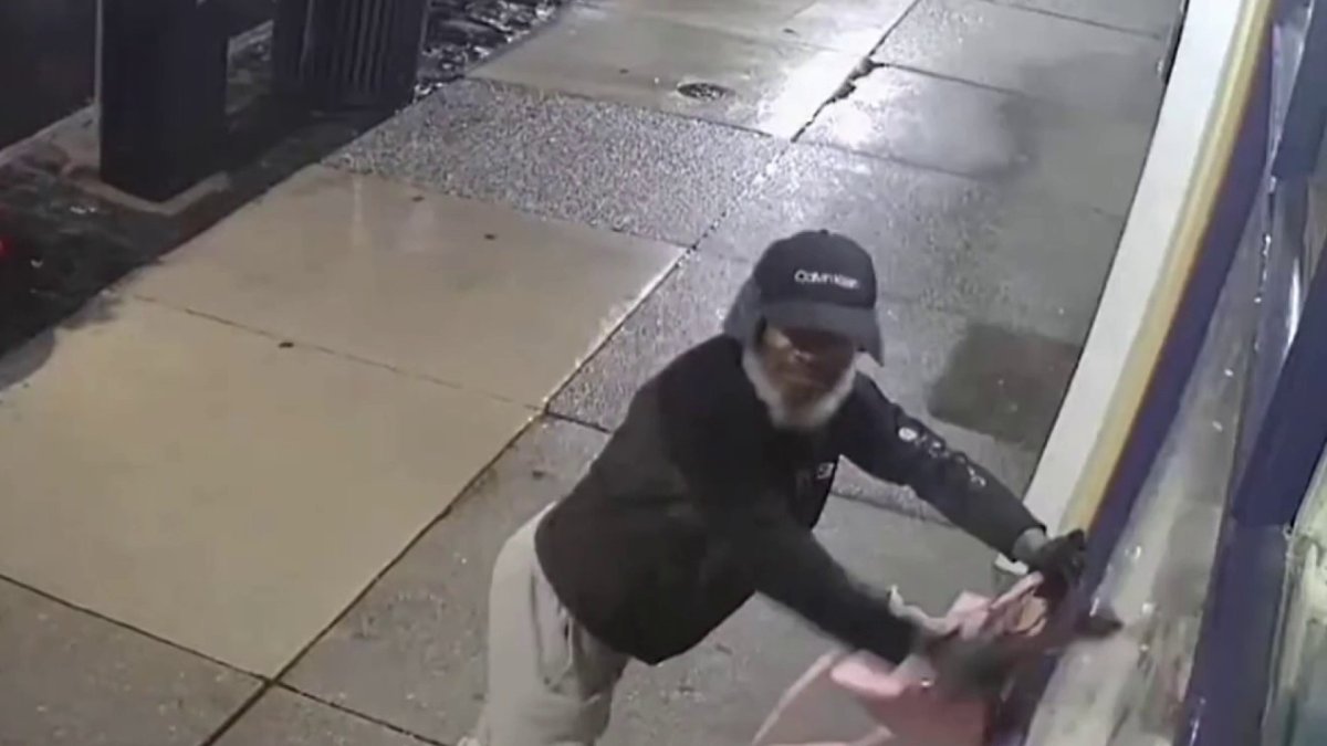 Caught on cam: Man smashes Manayunk store window, steals purses – NBC10 ...