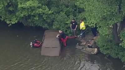 Dive teams pull multiple vehicles from Cooper River in Camden County