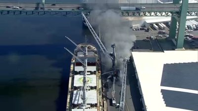 Grúa se incendia en terminal marítimo cerca del puente Walt Whitman en NJ
