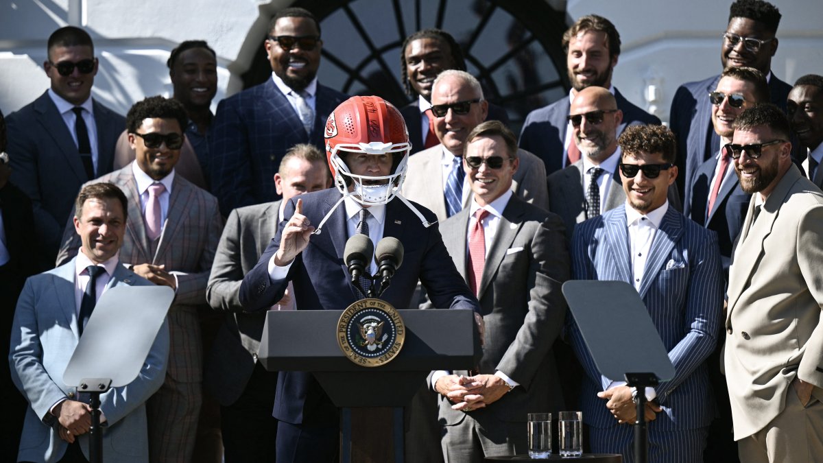 joe-biden-dons-chiefs-helmet-jokes-with-travis-kelce-at-white-house